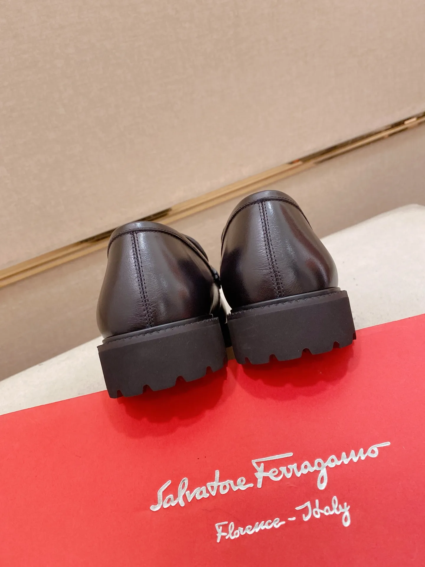 Men's shoes💰: 560💰 High version Ferragamo quality! 🆕🆕Exclusive hot-selling products in stock🔥🔥New products on the shelves, high-quality shoes, high-end driving shoes, with complete packaging! 💪 💪 Material: imported patented cowhide 🐂 + imported high-quality water-dyed cowhide lining + wear-resistant outsole 👍🏻👍🏻 Features: high-end and comfortable, purely handmade 🚀 🚀 Create the perfect shoes that suit you best 🔥 🔥 Size: (38-44) Can be customized 45 non-returnable!